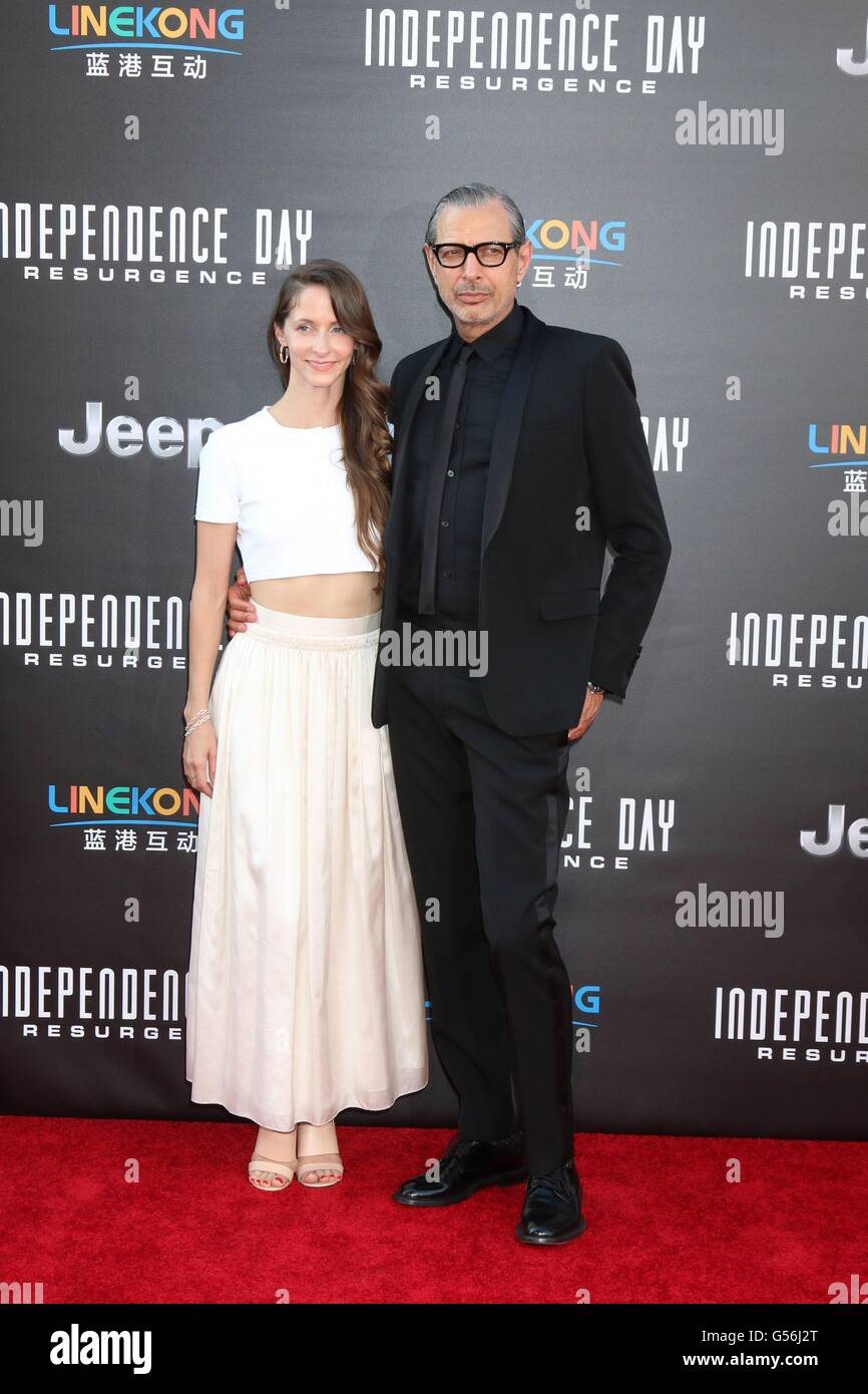 Los Angeles, CA, USA. 20. Juni 2016. Emilie Livingston, Jeff Goldblum im Ankunftsbereich für INDEPENDENCE DAY: Wiederaufleben Premiere, TCL Chinese 6 Sälen (ehemals Grauman), Los Angeles, CA 20. Juni 2016. Bildnachweis: Priscilla Grant/Everett Collection/Alamy Live-Nachrichten Stockfoto