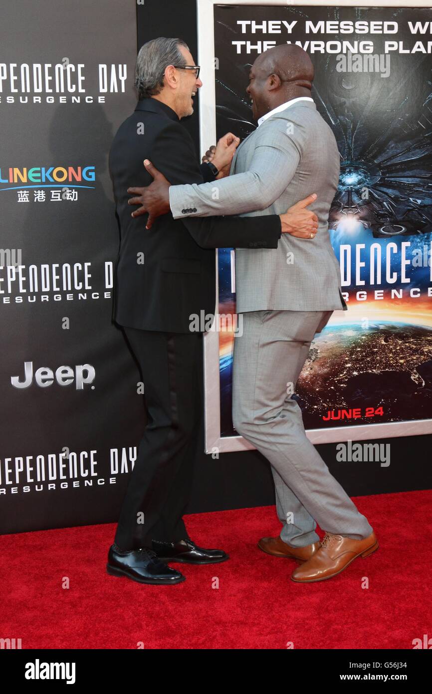 Los Angeles, CA, USA. 20. Juni 2016. Jeff Goldblum, Deobia Oparei im Ankunftsbereich für INDEPENDENCE DAY: Wiederaufleben Premiere, TCL Chinese 6 Sälen (ehemals Grauman), Los Angeles, CA 20. Juni 2016. Bildnachweis: Priscilla Grant/Everett Collection/Alamy Live-Nachrichten Stockfoto