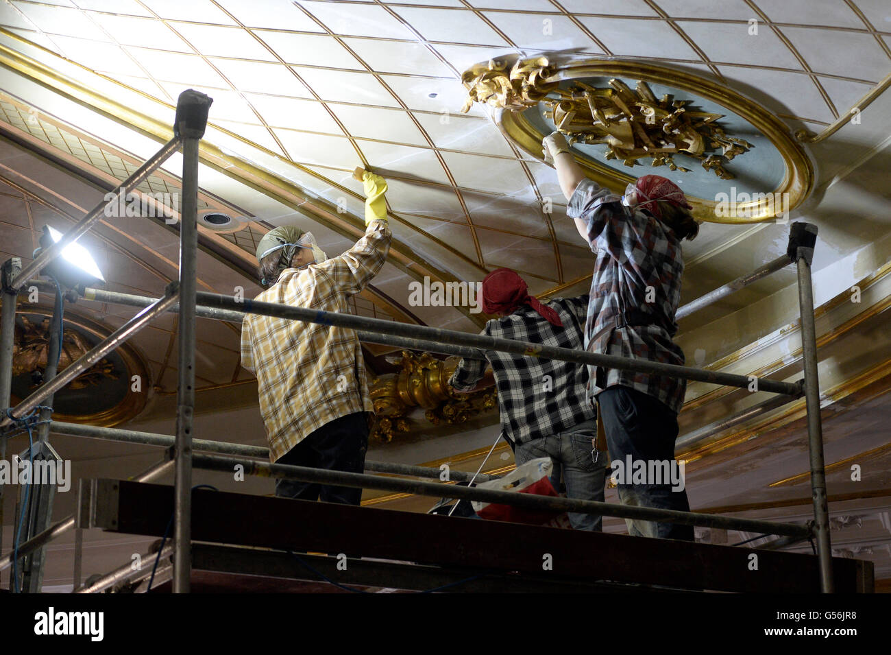 Berlin, Deutschland. 21. Juni 2016. Restauratoren arbeiten an der Decke der großen Halle auf der Baustelle an der Staatsoper unter Den Linden in Berlin, Deutschland, 21. Juni 2016. Foto: MAURIZIO GAMBARINI/Dpa/Alamy Live News Stockfoto