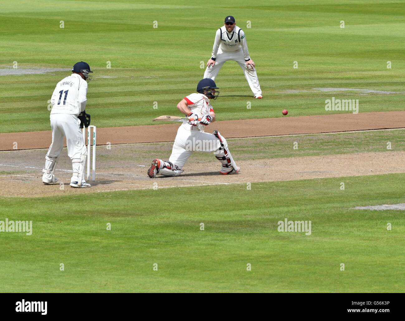 Manchester UK 21. Juni 2016 Steven Croft (Lancashire) reverse fegt die Grenze auf dem Weg zu einem Jahrhundert am Morgen am zweiten Tag von ihrem Spiel gegen Warwickshire im Old Trafford Emirates in der Grafschaft-Meisterschaft. Bildnachweis: John Fryer/Alamy Live-Nachrichten Stockfoto