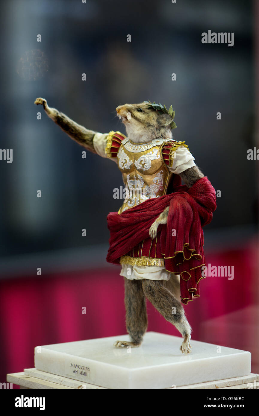 Moritzburg, Deutschland. 21. Juni 2016. Das Kunstwerk "Maugustus" (2002) von Künstlerin Barbara Lenz aus Würzburg an der Sonderausstellung "Fabelhafte Wesen" ("Fabelwesen") im Schloss Moritzburg in Moritzburg, Deutschland, 21. Juni 2016. Zwischen 23 Juni und 16. Oktober können Besucher die einzigartige Kostbarkeiten des Künstlers in der Ausstellung sehen. Foto: ARNO BURGI/Dpa/Alamy Live-Nachrichten Stockfoto