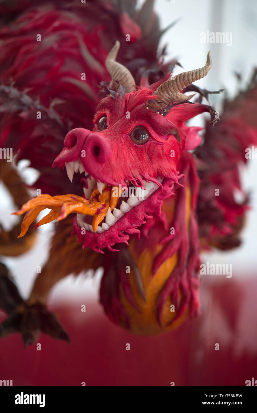 Moritzburg, Deutschland. 21. Juni 2016. Das Kunstwerk "Drache" ("Drachen", 1994/96) von Künstlerin Barbara Lenz aus Würzburg an der Sonderausstellung "Fabelhafte Wesen" ("Fabelwesen") im Schloss Moritzburg in Moritzburg, Deutschland, 21. Juni 2016. Zwischen 23 Juni und 16. Oktober können Besucher die einzigartige Kostbarkeiten des Künstlers in der Ausstellung sehen. Foto: ARNO BURGI/Dpa/Alamy Live-Nachrichten Stockfoto