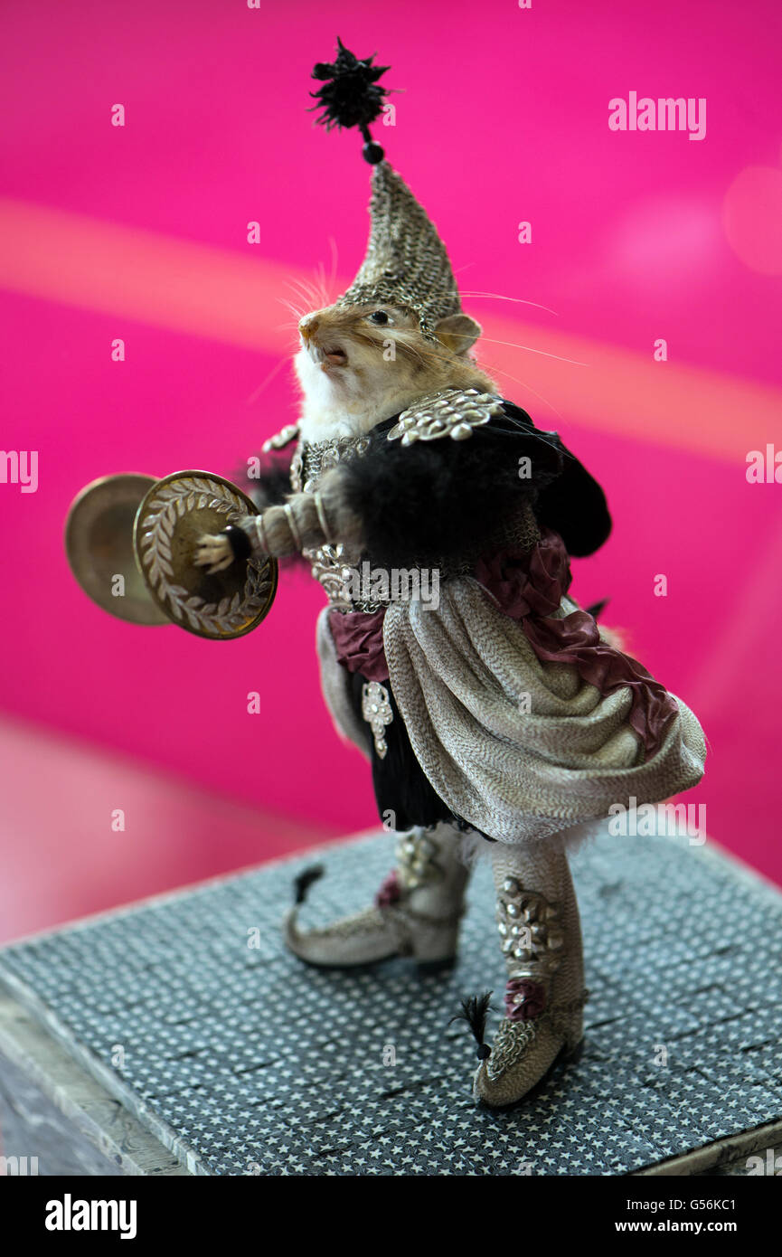 Moritzburg, Deutschland. 21. Juni 2016. Das Kunstwerk "Tuerkenmaus" ("türkische Maus', 2002) von Künstlerin Barbara Lenz aus Würzburg an der Sonderausstellung"Fabelhafte Wesen"("Fabelwesen") im Schloss Moritzburg in Moritzburg, Deutschland, 21. Juni 2016. Zwischen 23 Juni und 16. Oktober können Besucher die einzigartige Kostbarkeiten des Künstlers in der Ausstellung sehen. Foto: ARNO BURGI/Dpa/Alamy Live-Nachrichten Stockfoto