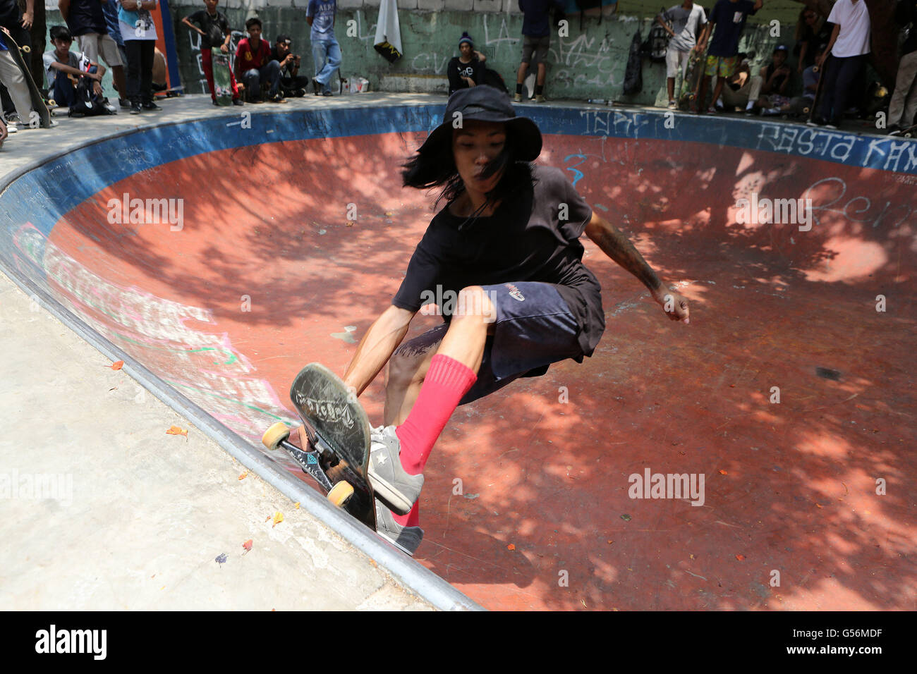 Manila, Philippinen. 21. Juni 2016. Ein Skateboarder führt einen Trick in Manila, Philippinen, 21. Juni 2016. Skateboarder auf der ganzen Welt feiern den internationalen Go Skateboarding Day jeden Juni 21. © Rouelle Umali/Xinhua/Alamy Live-Nachrichten Stockfoto