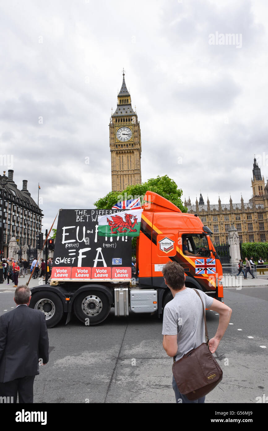 Parliament Square, London, UK. 21. Juni 2016. EU-Referendum: Abstimmung verlassen und Brexit LKW und Transporter Kreisen Parliament Square. Stockfoto