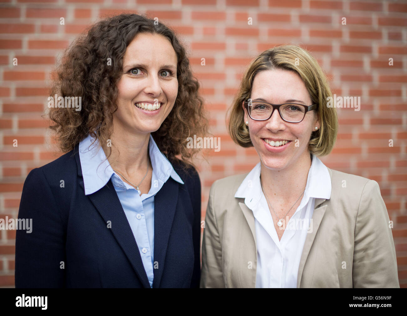 Anna-Theresa Mehrens-Straße (l-R) und Elise Antonie Strait, beide CEOs der Familie Firma Niederegger GmbH, posiert in Lübeck, 21. Juni 2016. Das Familienunternehmen wird in der 8. Generation geleitet. Foto: LUKAS SCHULZE/dpa Stockfoto