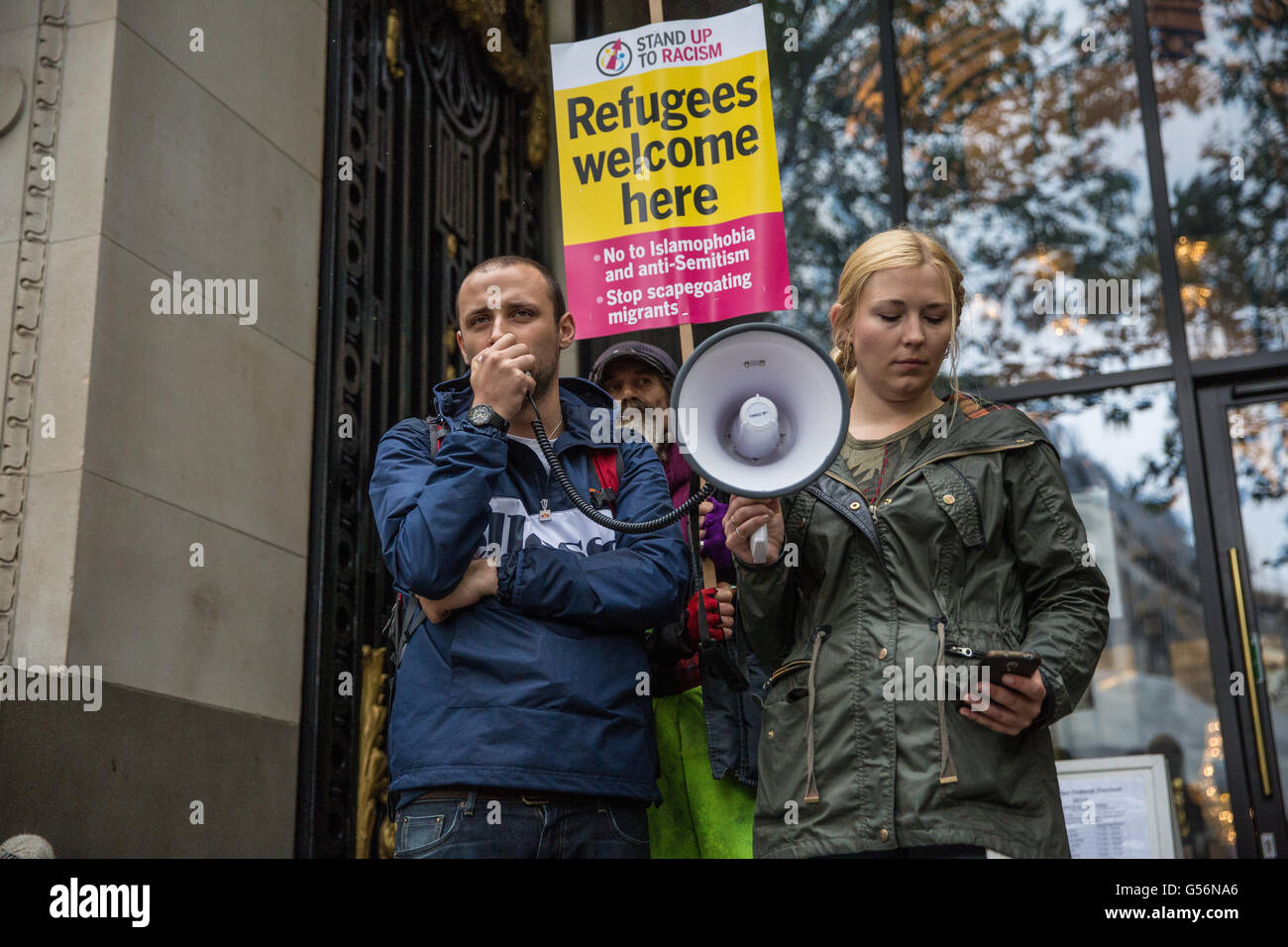 London, UK. 20. Juni 2016. Tom Kay stehen bis zum Rassismus befasst sich mit Aktivisten aus mehreren verschiedenen Organisationen protestieren außerhalb Australien Haus während der World Refugee Week in Solidarität mit laufenden Flüchtling Proteste auf der australischen Insel Haftanstalten von Nauru und Manus. Bildnachweis: Mark Kerrison/Alamy Live-Nachrichten Stockfoto