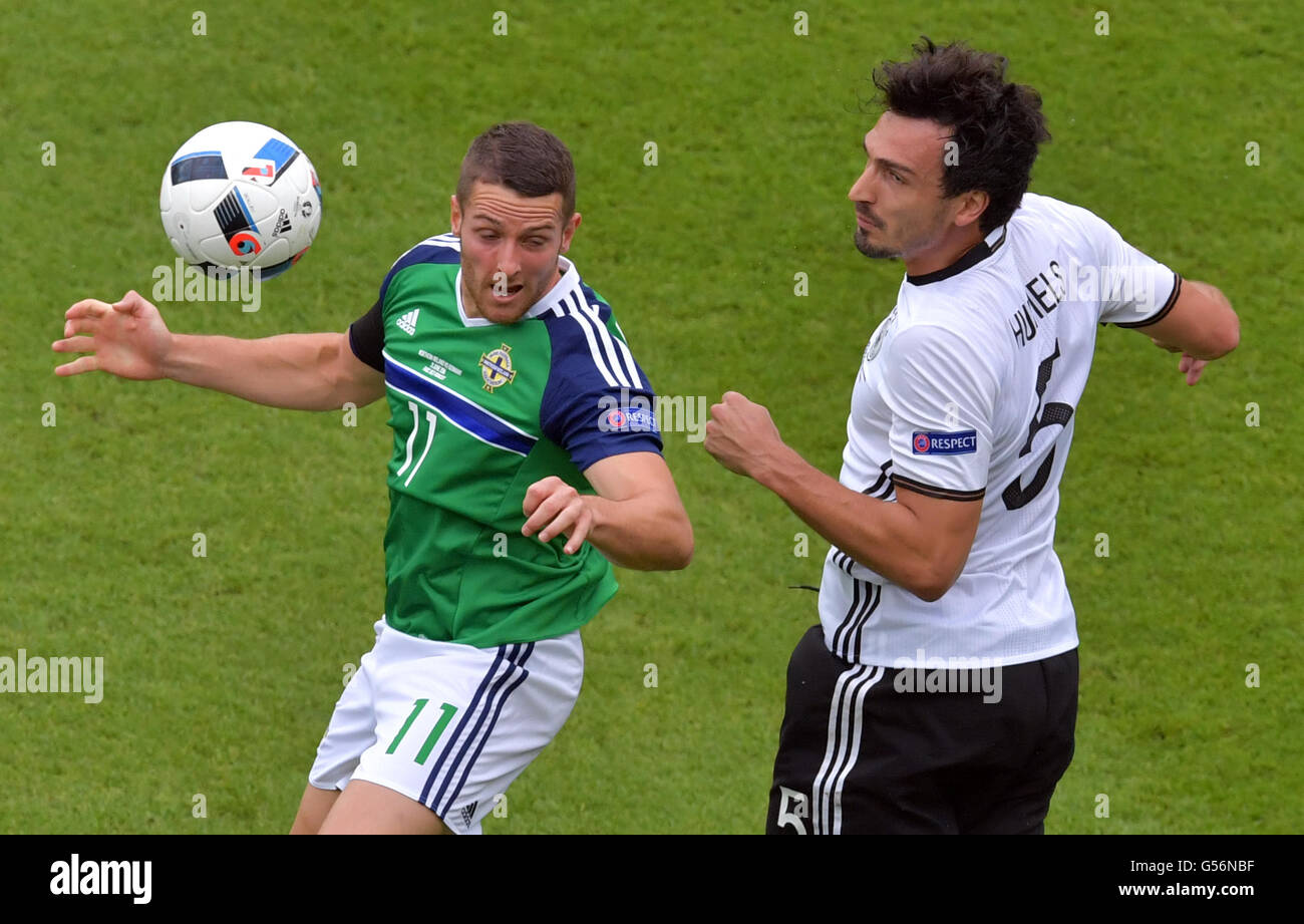 Paris, Frankreich. 21. Juni 2016. Deutschlands Mats Hummels und Nordirlands Conor Washington Herausforderung für den Ball während der UEFA Euro 2016 Gruppe C Fußball-match zwischen Nordirland und Deutschland am Stadion Parc des Princes in Paris, Frankreich, 21. Juni 2016. Foto: Peter Kneffel/Dpa/Alamy Live News Stockfoto