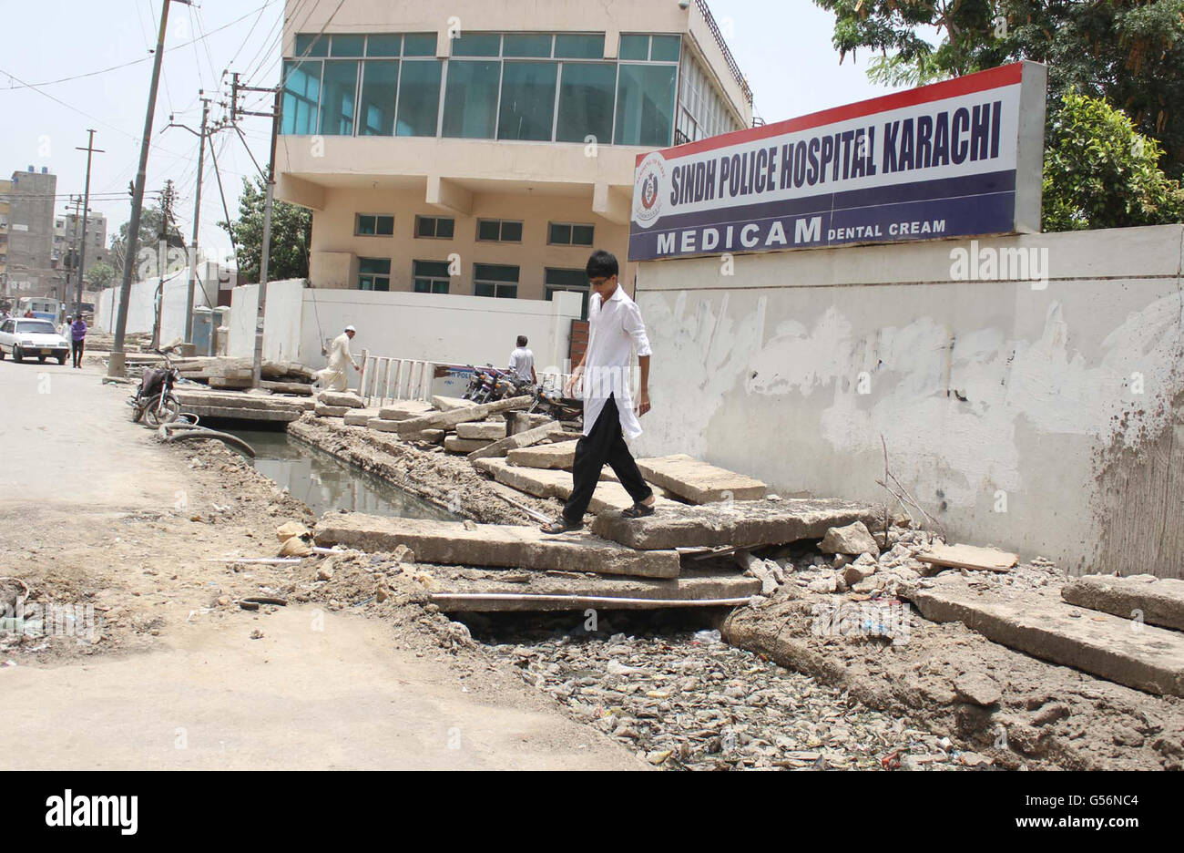 Open-Drain außerhalb Sindh Polizei Krankenhaus im Gartenbereich von Karachi kann jede Störung auf Dienstag, 21. Juni 2016 führen. Stockfoto