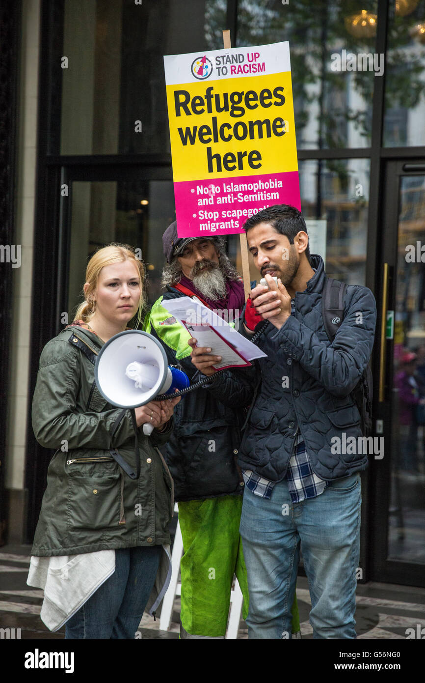 London, UK. 20. Juni 2016. Eine Kämpferin richtet einen Protest außerhalb Australien Haus während der World Refugee Week in Solidarität mit den laufenden Flüchtling Proteste auf der australischen Insel Haftanstalten von Nauru und Manus. Bildnachweis: Mark Kerrison/Alamy Live-Nachrichten Stockfoto