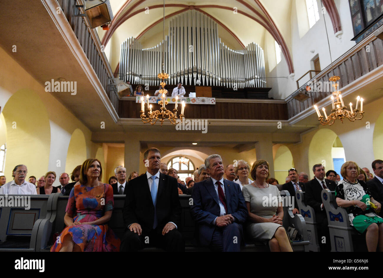 Hermannstadt, Rumänien. 21. Juni 2016. Bundespräsident Joachim Gauck (c), seinem Partner Daniela Schadt (r), der rumänische Präsident Klaus Johannis und seine Frau Carmen (l) besuchen die Kirchenburg in Hermannstadt, Rumänien, 21. Juni 2016. Die fünftägige Journe des Bundespräsidenten weiter in die EU-Partner Land Rumänien. Foto: RAINER JENSEN/Dpa/Alamy Live-Nachrichten Stockfoto