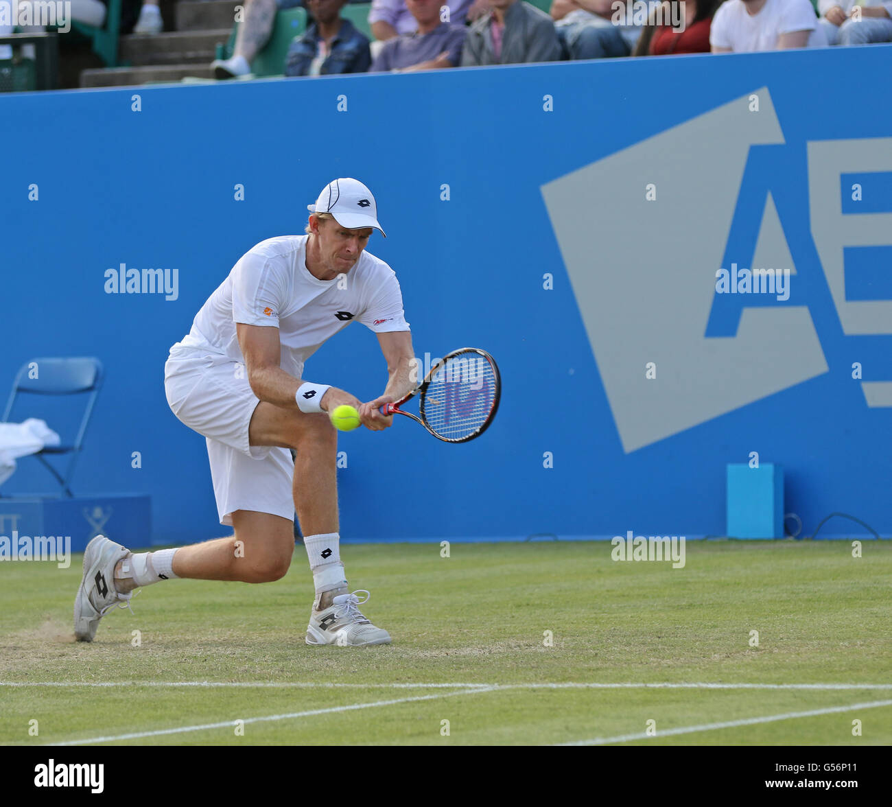 Tenniszentrum Nottingham, Nottingham, UK. 21. Juni 2016. Aegon Open Herren ATP Tennis. Kevin Anderson aus Südafrika macht sich an eine Rückhand Rückkehr gegen Ivan Dodig Kroatien © Action Plus Sport/Alamy Live News Stockfoto