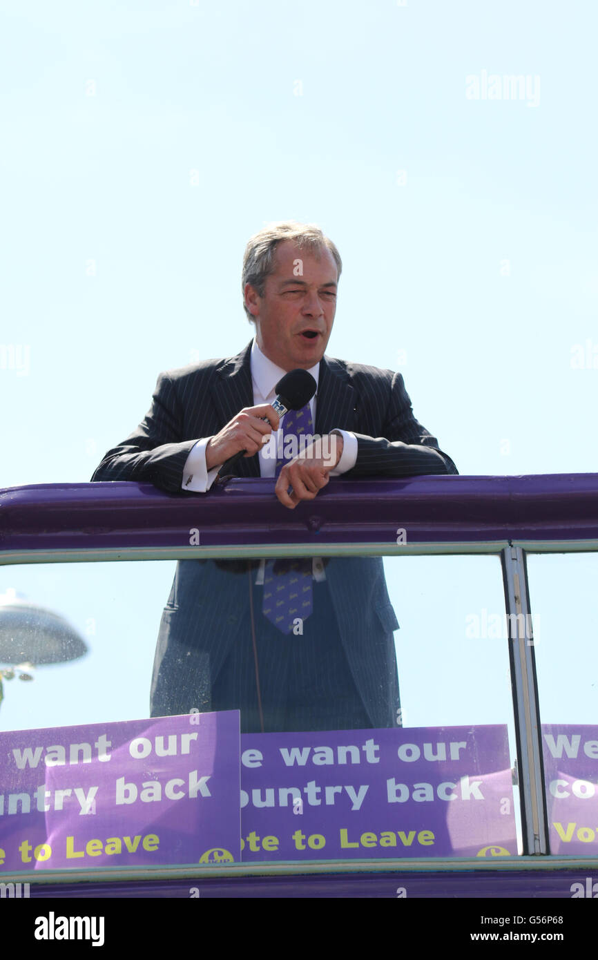 Clacton, Essex UK 21. Juni 2016. Nigel Farage kommt in Clacton für die Abstimmung verlassen Kampagne. Bildnachweis: David Johnson/Alamy Live-Nachrichten Stockfoto