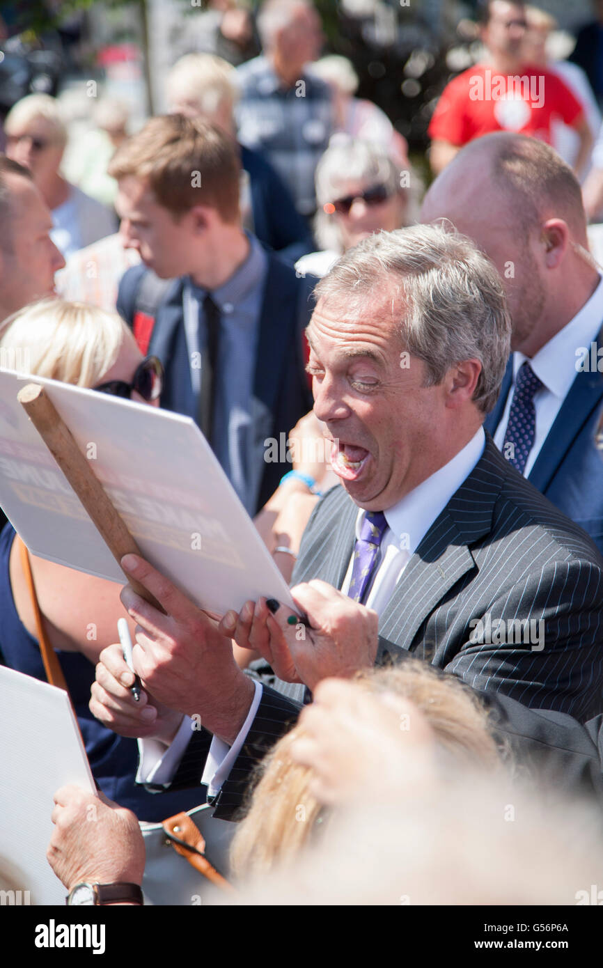 Clacton, Essex UK 21. Juni 2016. Nigel Farage kommt in Clacton für die Abstimmung verlassen Kampagne. Bildnachweis: David Johnson/Alamy Live-Nachrichten Stockfoto