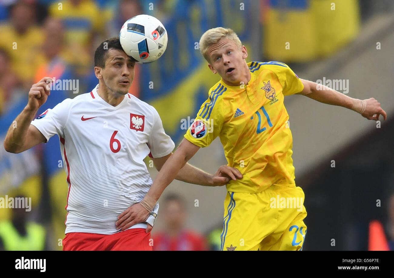 Marseille, Frankreich. 21. Juni 2016. Olexandr Zinchenko (R) der Ukraine und Polens Tomasz Jodlowiec Herausforderung für den Ball während der UEFA Euro 2016 Gruppe C vorläufige runden Fußballspiel zwischen der Ukraine und Polen im Stadion Stade Velodrome in Marseille, Frankreich, 21. Juni 2016. Foto: Federico Gambarini/Dpa/Alamy Live News Stockfoto