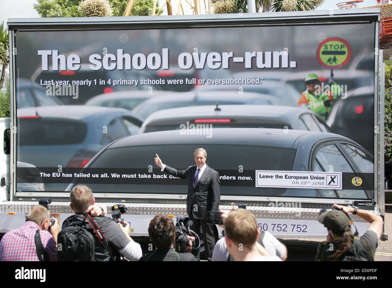 Clacton, Essex UK 21. Juni 2016. Nigel Farage kommt in Clacton für die Abstimmung verlassen Kampagne. Bildnachweis: David Johnson/Alamy Live-Nachrichten Stockfoto