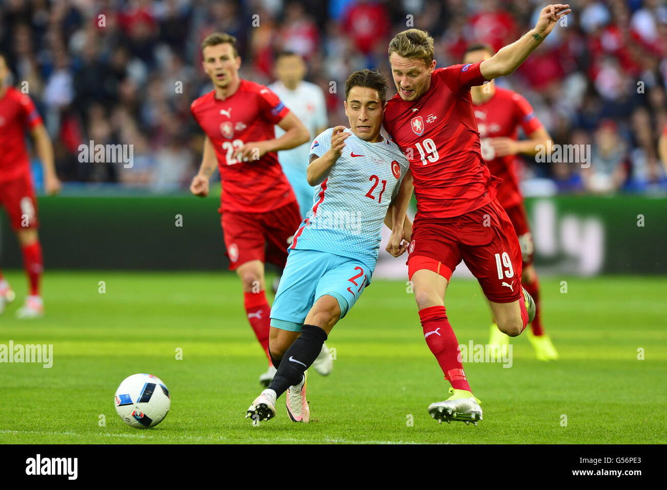 Lens, Frankreich. 21. Juni 2016. Emre Mor (TUR), links, und Ladislav Krejci (CZE) in Aktion während der UEFA EURO 2016-Fußball-WM, Gruppe D Spiel Deutschland Vs Türkei in Lens, Frankreich, am 21. Juni 2016. © David Tanecek/CTK Foto/Alamy Live-Nachrichten Stockfoto