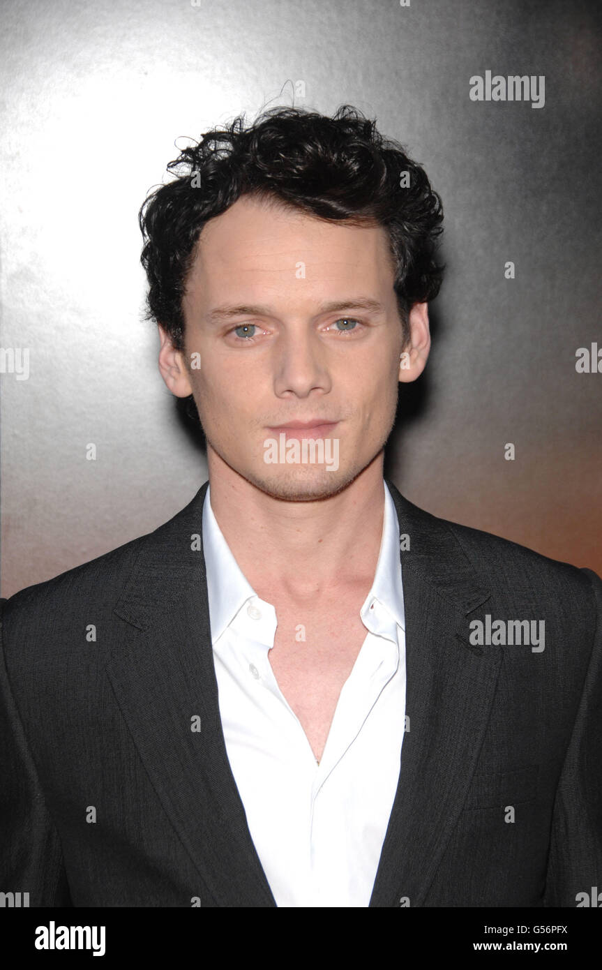 Datei. 20. Juni 2016. Schauspieler ANTON YELCHIN starb im Alter von 27 Jahren nach angeheftet zwischen seinem zurückgerufenen Eep Grand Cherokee und seine Sicherheitstor, er wurde tot aufgefunden am frühen Sonntagmorgen in seinem San Fernando Valley von schweren Verletzungen an seine Brust und Kopf nach Hause. Bild: 17. August 2011 - Hollywood, Kalifornien, USA - Anton Yelchin während der Premiere des neuen Films von Dreamworks Bilder Fright Night, anlässlich der Arclight Hollywood. © Michael Germana/Globe Photos/ZUMAPRESS.com/Alamy Live-Nachrichten Stockfoto