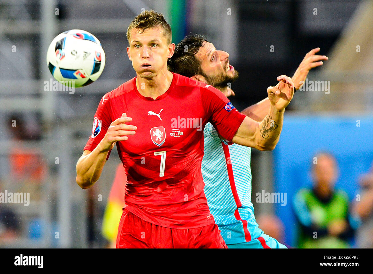 Lens, Frankreich. 21. Juni 2016. Tomas Necid (CZE), links, und Hakan Balta (TUR) in Aktion während der UEFA EURO 2016-Fußball-WM, Gruppe D Spiel Deutschland Vs Türkei in Lens, Frankreich, am 21. Juni 2016. © David Tanecek/CTK Foto/Alamy Live-Nachrichten Stockfoto