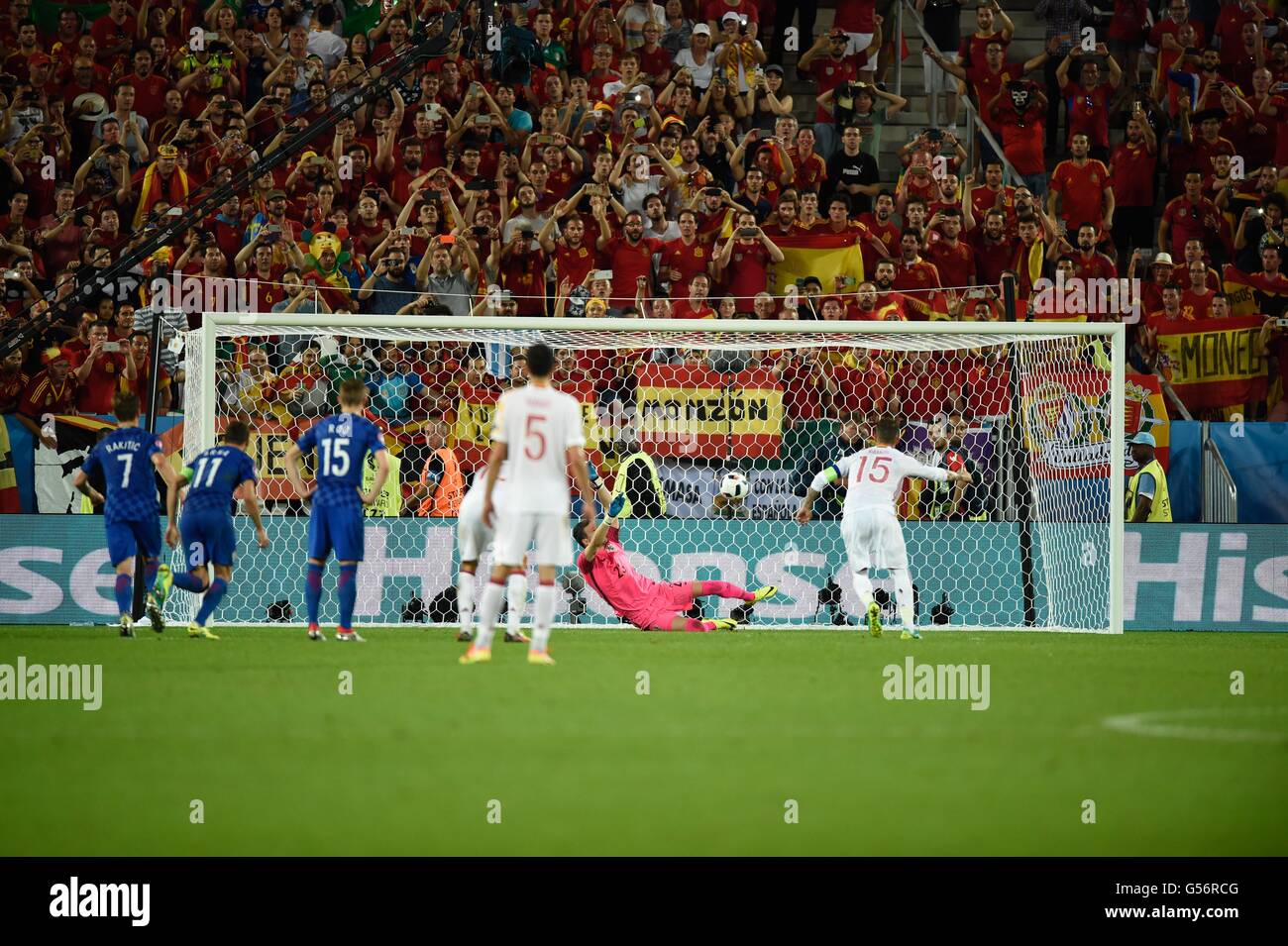 Bordeaux, Frankreich. 21. Juni 2016. Fußball-Europameisterschaft. Gruppenphase. Spanien gegen Kroatien. Torhüter Danijel Subasic (Cro) speichert die Strafe von Ramos (esp) Credit: Action Plus Sport/Alamy Live News Stockfoto