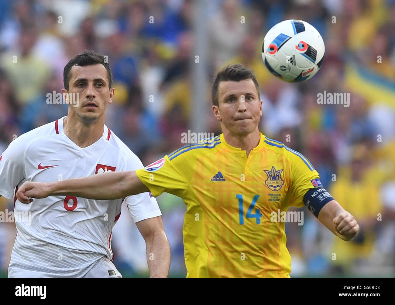 Marseille, Frankreich. 21. Juni 2016. Ruslan Rotan (R) der Ukraine und Polens Tomasz Jodlowiec Herausforderung für den Ball während der UEFA Euro 2016 Gruppe C vorläufige runden Fußballspiel zwischen der Ukraine und Polen im Stadion Stade Velodrome in Marseille, Frankreich, 21. Juni 2016. Foto: Federico Gambarini/Dpa/Alamy Live News Stockfoto