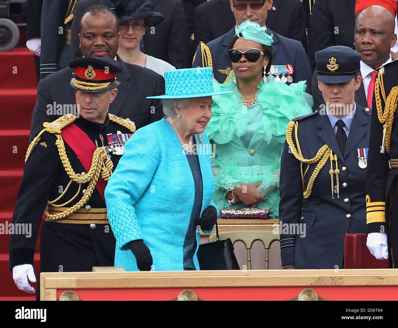 Königin Elizabeth II. Geht an König Mswati III. Von Swasiland und Inkhosikati LaMbikiza von Swasiland vorbei, während sie an der Armed Forces Parade und dem Muster im Windsor Castle, Bekshire, teilnimmt. DRÜCKEN SIE VERBANDSFOTO. Bilddatum: Samstag, 19. Mai 2012. Siehe PA Story ROYAL Jubilee. Der Bildnachweis sollte lauten: Lefteris Pitarakis/PA Wire Stockfoto