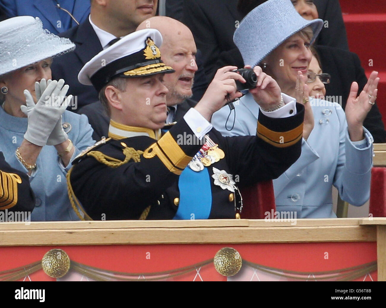 Duke of York macht Fotos mit einer Leica Kompaktkamera, während er an der Armed Forces Parade und dem Muster im Windsor Castle, Berkshire, teilnimmt. Stockfoto