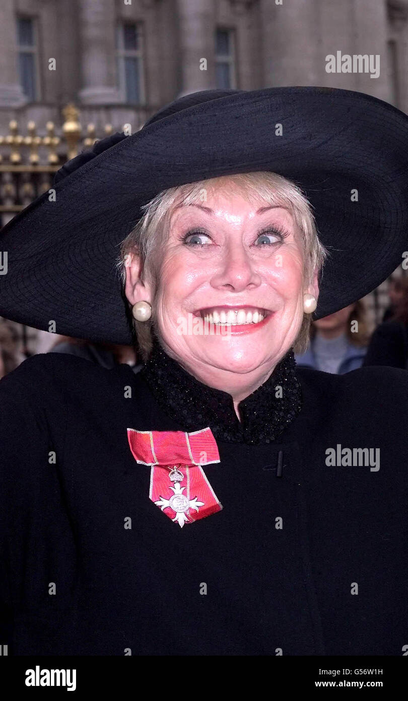 Die Coronation Street-Star Liz Dawn im Buckingham Palace, nachdem sie einen MBE von der britischen Königin Elizabeth II. Erhalten hatte Dawn, die Vera Duckworth in der Straße spielt, erhielt die Ehre für ihre Wohltätigkeitsarbeit in Krankenhäusern in Manchester und Leeds. * SIE WAR EINE standhafter Royalistin und traf die Königin, als der Monarch 1982 die Krönungsstraße besuchte und für ein Bild mit der Besetzung vor der Rückkehr der Rovers posierte. Stockfoto