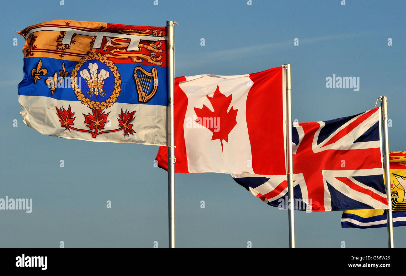 Die neue kanadische Flagge des Prinzen von Wales fliegt am Fredericton International Airport, wo der Prinz und die Herzogin von Cornwall eine viertägige Diamond Jubilee Tour durch das nordamerikanische Land starten. Stockfoto