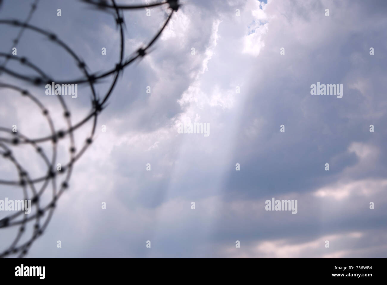 Foto von einem strahlend blauen bewölkten Himmel und ein Barb Wire´s Schatten oder silhouette Stockfoto