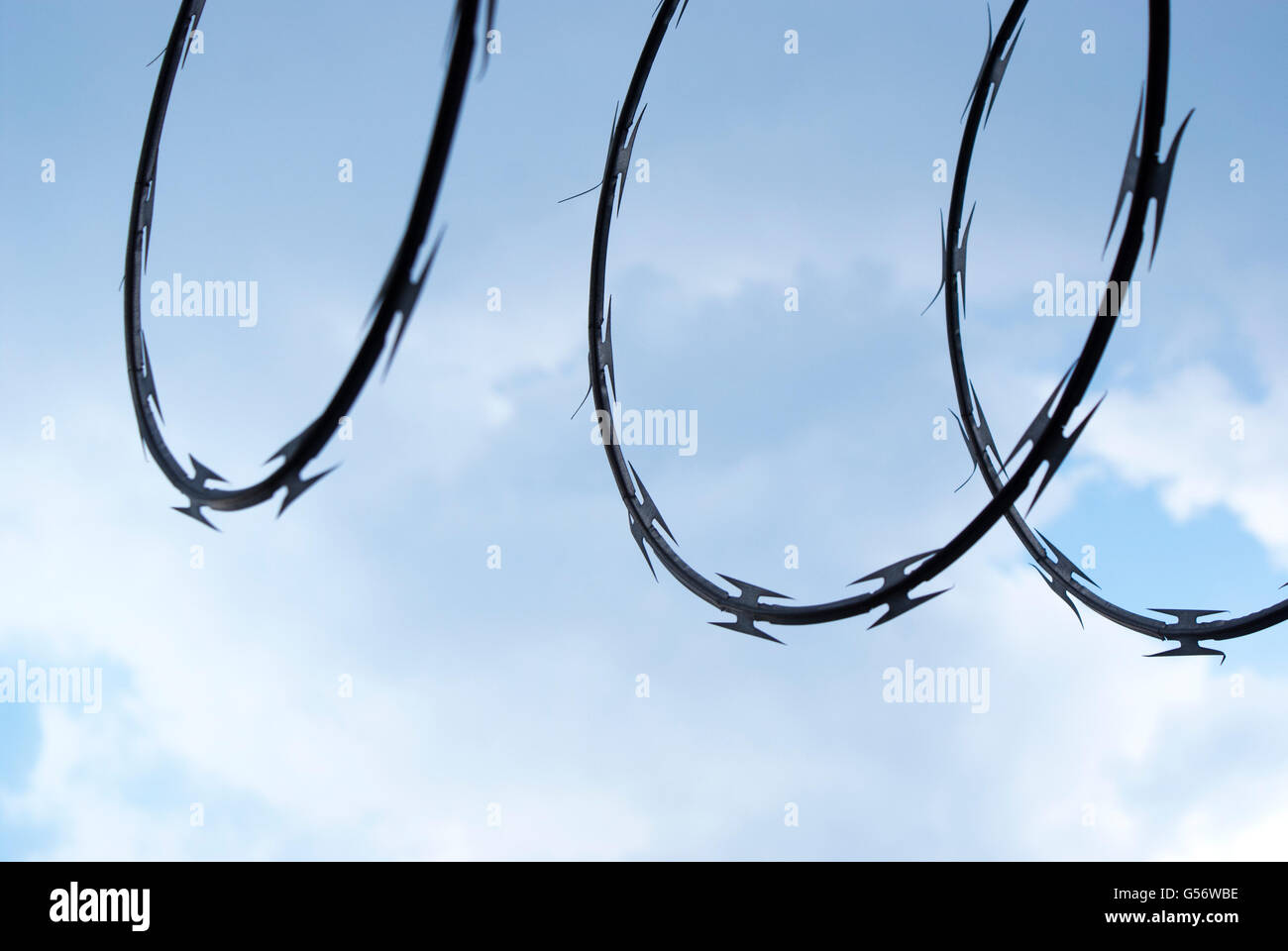 Foto von einem bewölkten blauen Himmel mit einem Barb Wire Schatten oder silhouette Stockfoto