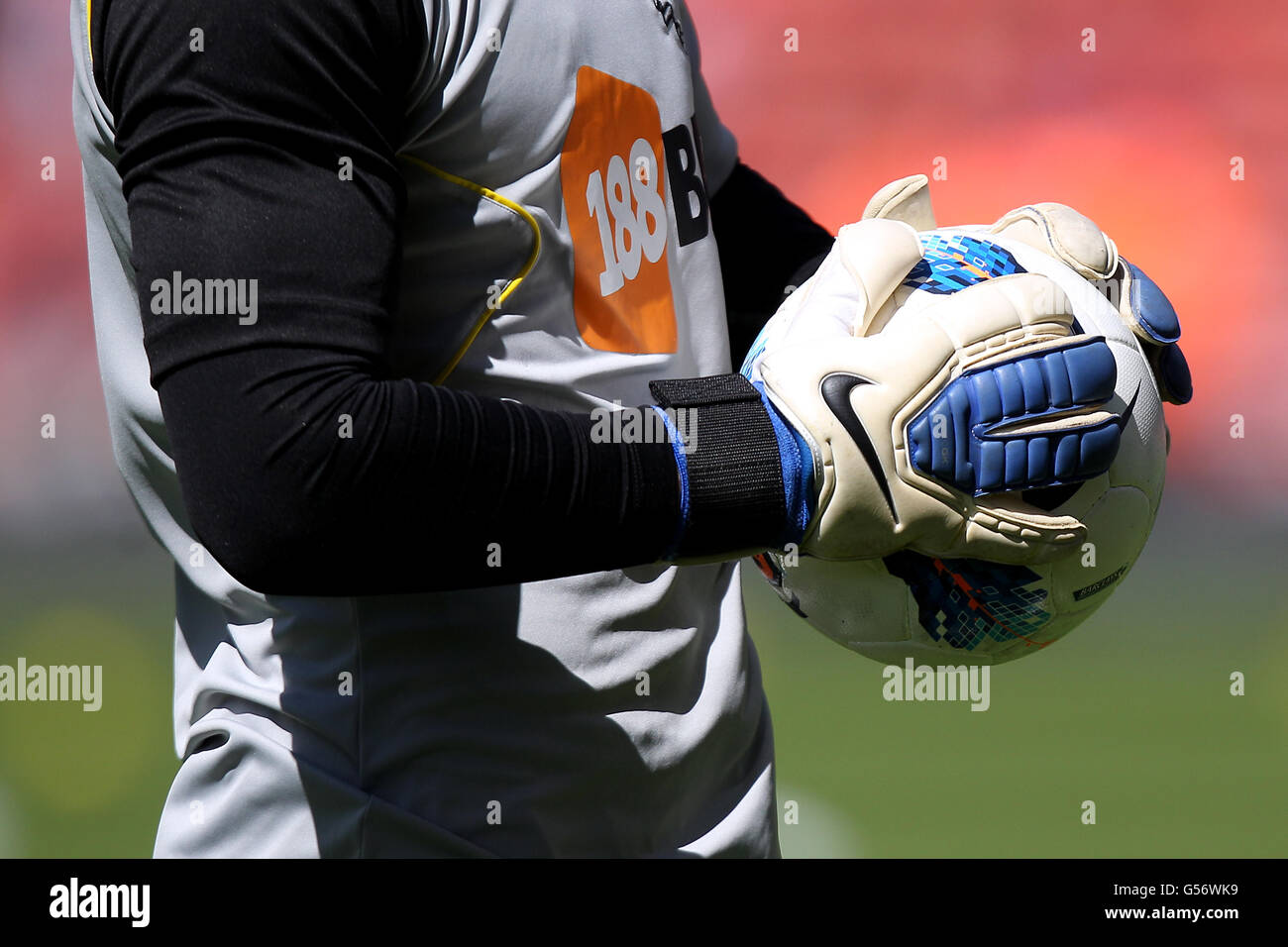 Detaillierte Nahaufnahme eines Bolton Wanderers Torhüters in der Hand In seinen Handschuhen ein offizieller Nike Premier League Match Ball Stockfoto