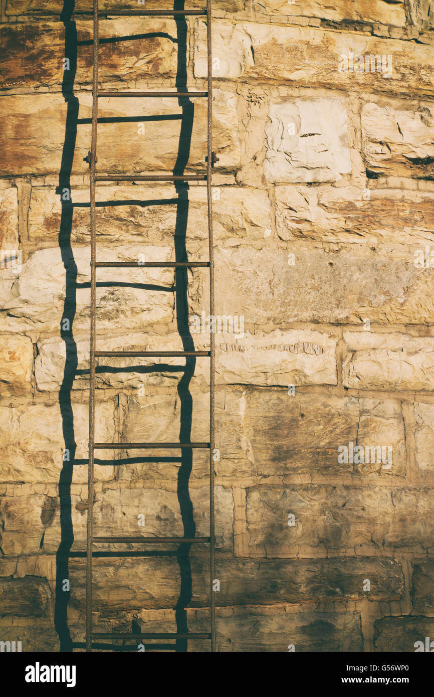 Foto einer Metall Treppe auf Steinmauer Stockfoto