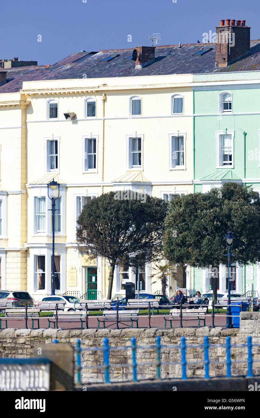 Hotels und Hostels an der Vorderseite des Llandudno Pier, Llandudno, North Wales, UK Stockfoto