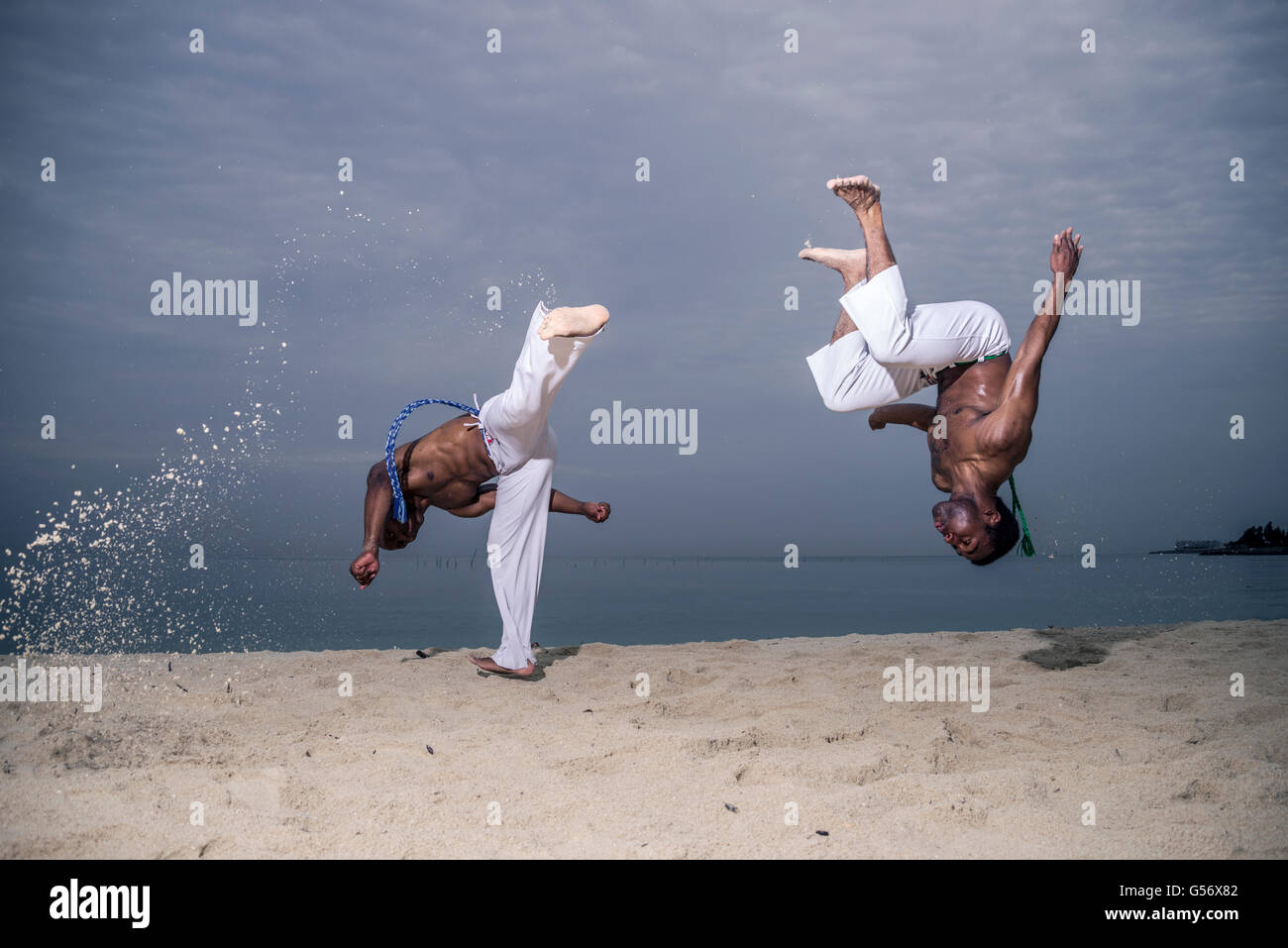 Brasilianische Kampfkunst Capoeira am Strand Stockfoto