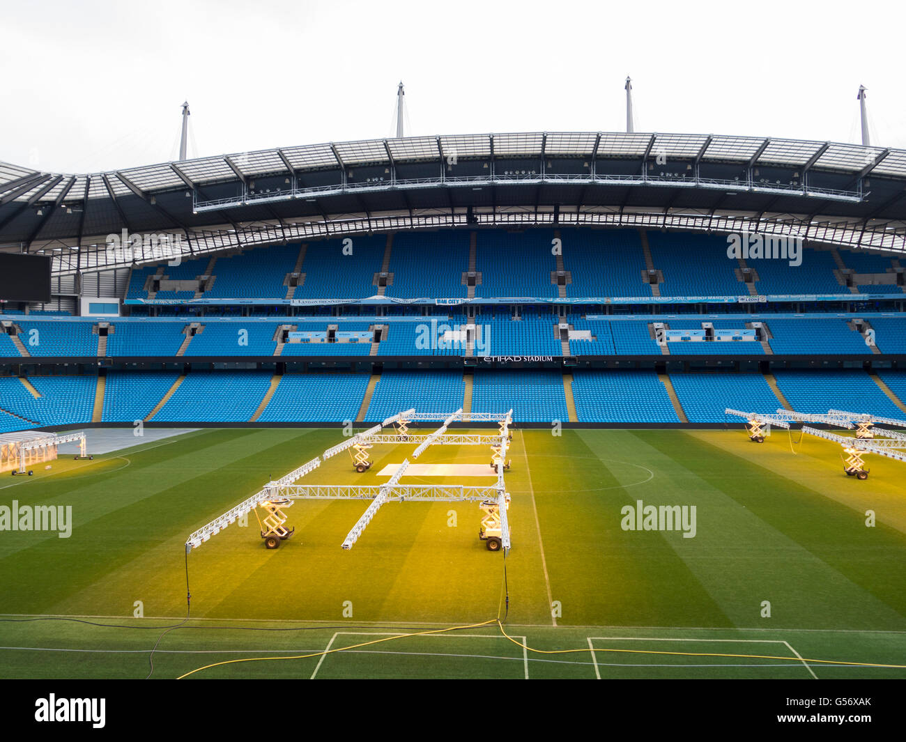 Beleuchtung-Rigs zu künstlichen Sonnenlicht im Winter für den Rasen auf dem Spielfeld, Etihad Stadium Manchester City UK Stockfoto