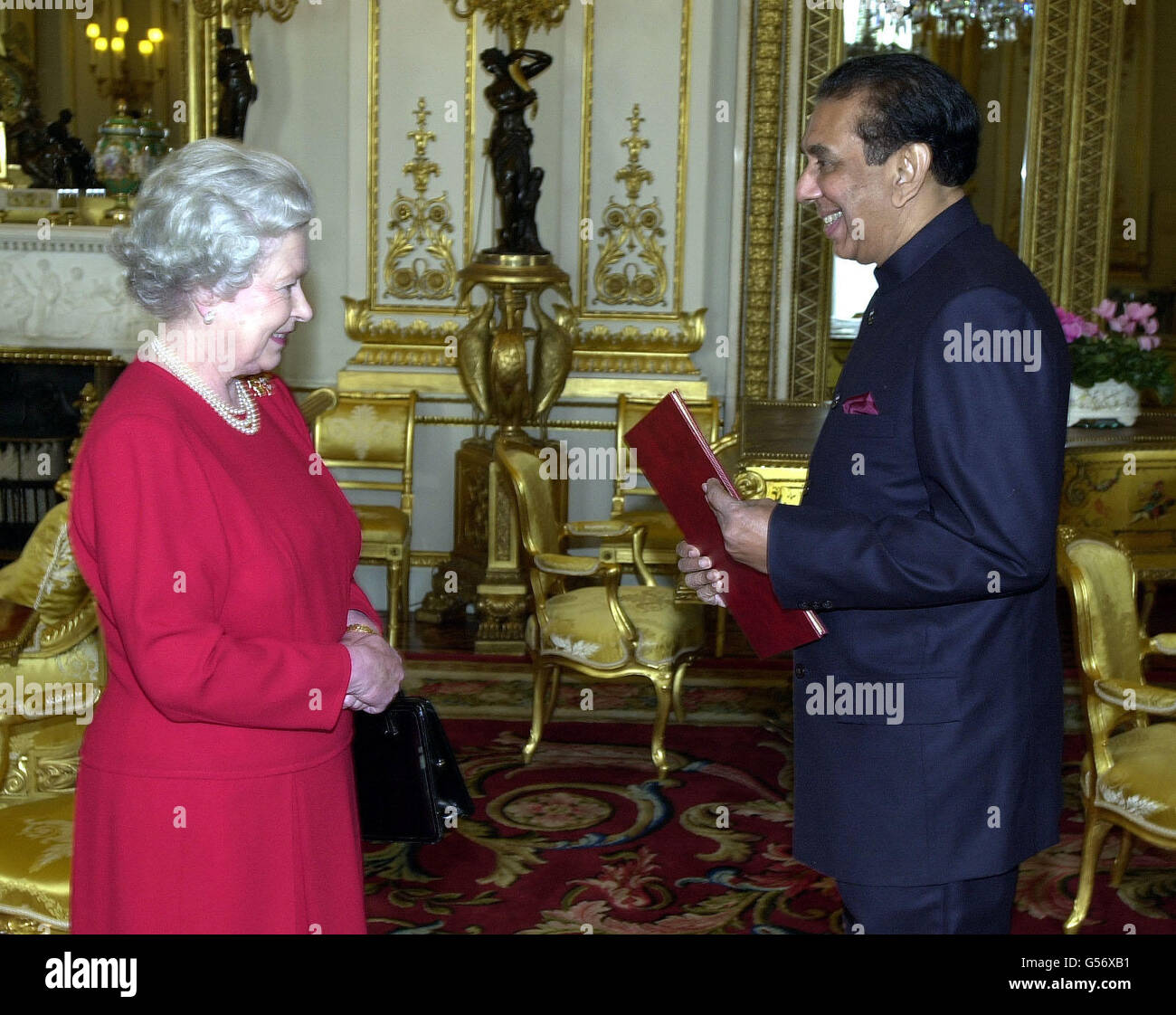 Die britische Königin Elizabeth II. Empfängt seine Exzellenz, den Hochkommissar für Sri Lanka, Mangala Moonesinghe, der seine Kommissionsbriefe im Buckingham Palace in London überreicht. Stockfoto