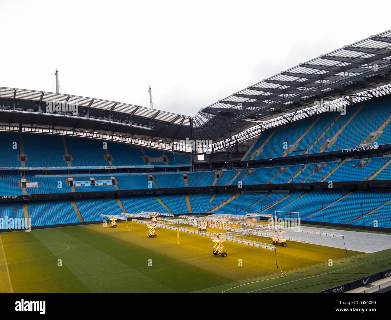Beleuchtung-Rigs zu künstlichen Sonnenlicht im Winter für den Rasen auf dem Spielfeld, Etihad Stadium Manchester City UK Stockfoto