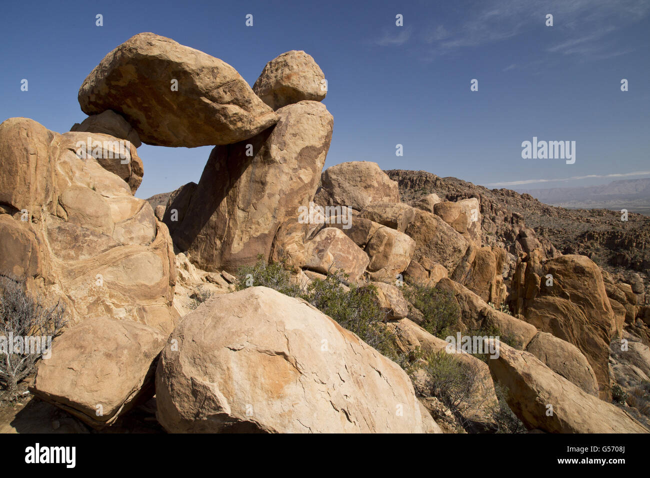 Gleichgewicht zwischen Felsen, erodierten Eruptivgestein und Reste von Laccolith, Grapevine Hills, Big Bend Nationalpark, Chihuahua-Wüste, Texas, Vereinigte Staaten von Amerika, Februar Stockfoto