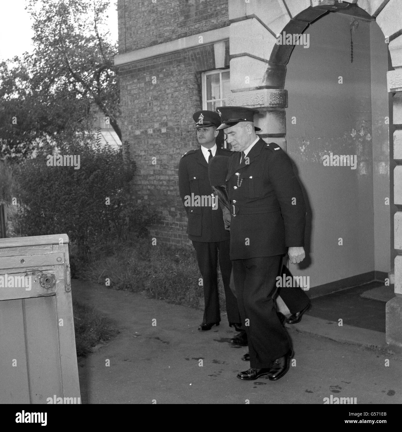 Ein gedeckter Buster Edwards wird von zwei Gefängnisbeamten flankiert, nachdem er zum zweiten Mal wegen der Anschuldigungen im Zusammenhang mit dem Raubüberfall des Großen Zuges von 1963 auftritt Stockfoto