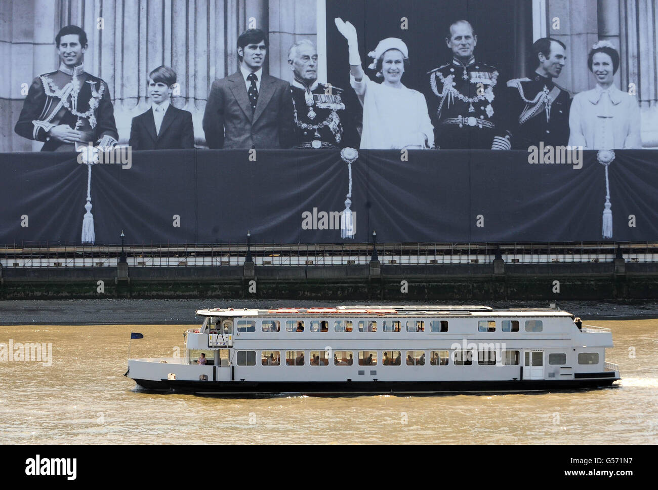 Ein riesiges Bild der königlichen Familie hängt aus dem Sea Containers House in London, um das Diamantenjubiläum zu feiern. Es ist das größte Foto, das je von der königlichen Familie aufgenommen wurde, mit einer Größe von 100 x 70 m und einem Gewicht von fast zwei Tonnen. Stockfoto