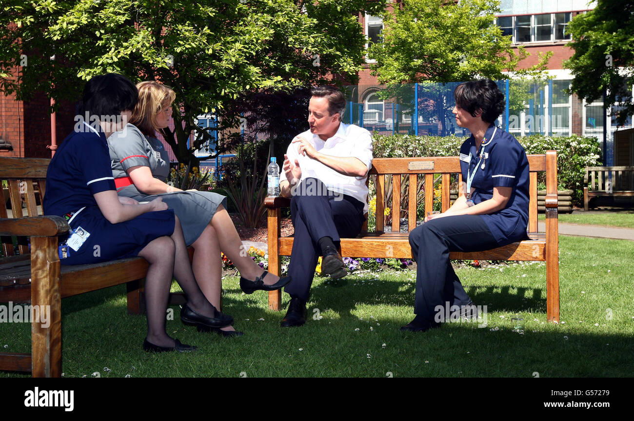 Premierminister David Cameron spricht mit Pflegepersonal während eines Besuchs im Birmingham Children's Hospital. Stockfoto
