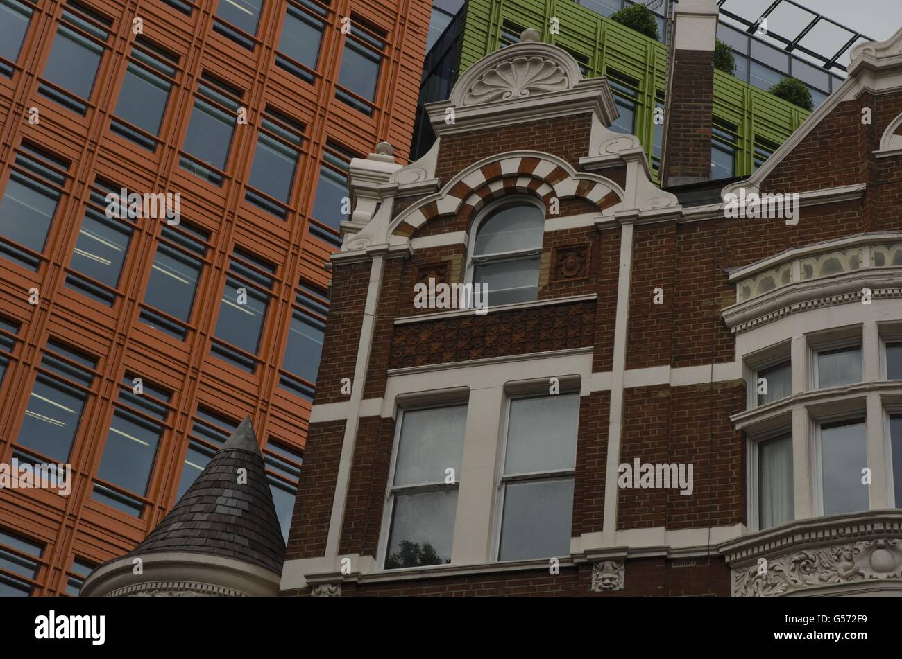 Orange und grüne Gebäude Stockfoto