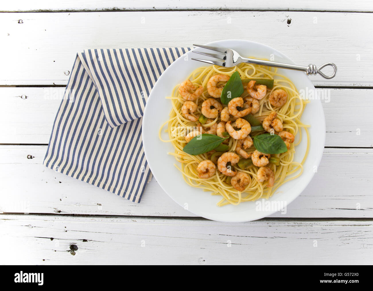 Chili Garnelen Linguine auf Retro-weißer Holztisch Hintergrund Stockfoto