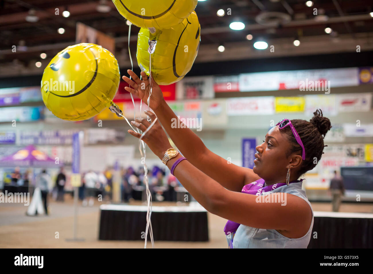 Detroit, Michigan - eine Frau mit Smiley-Gesicht-Ballons während der Service Employees International Union Convention. Stockfoto