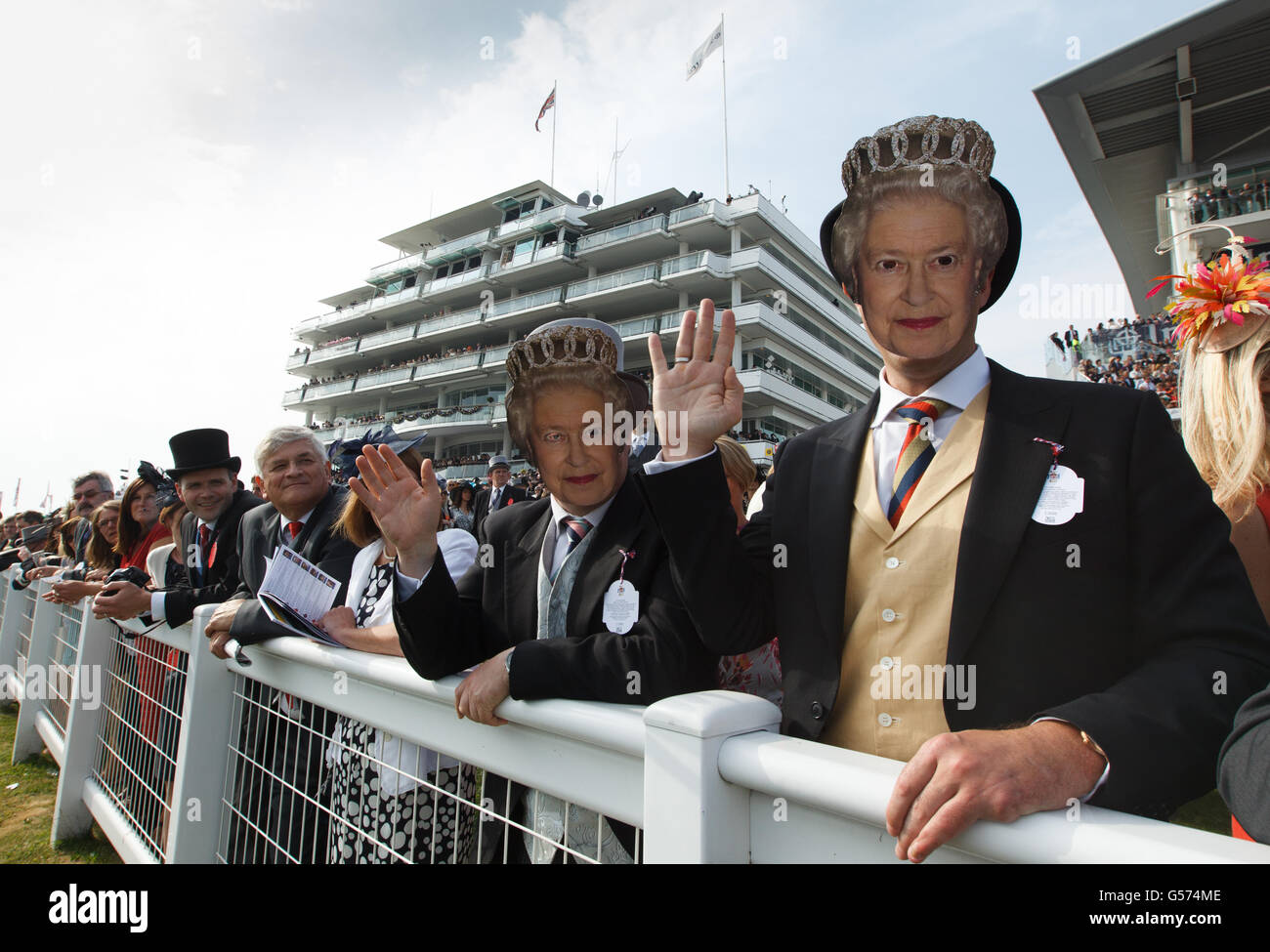 Racegoer trägt ihre Majestät die Königin Gesichtsmasken Welle Stockfoto