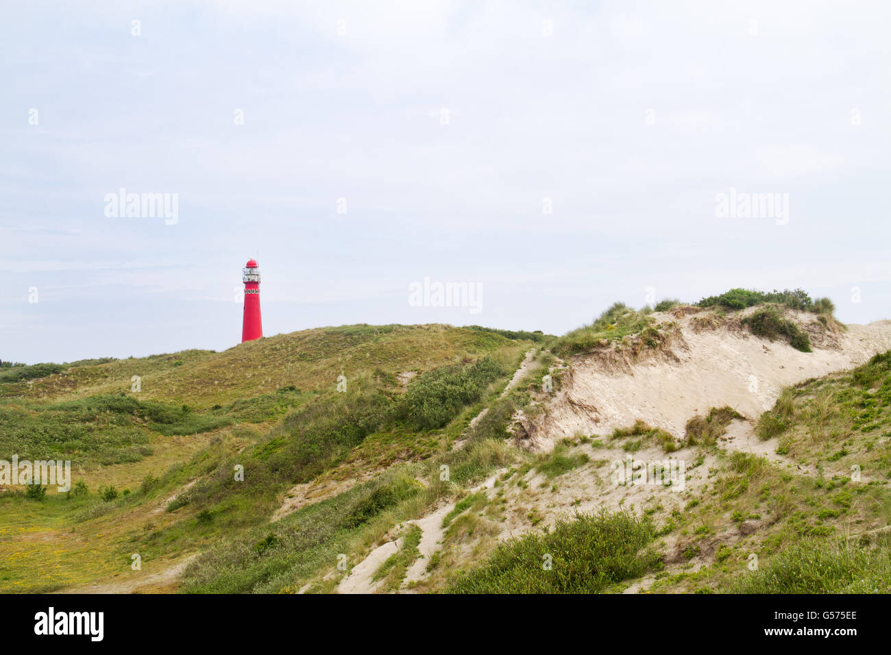 Roter Leuchtturm in den Dünen der niederländischen Insel Schiermonnikoog Stockfoto