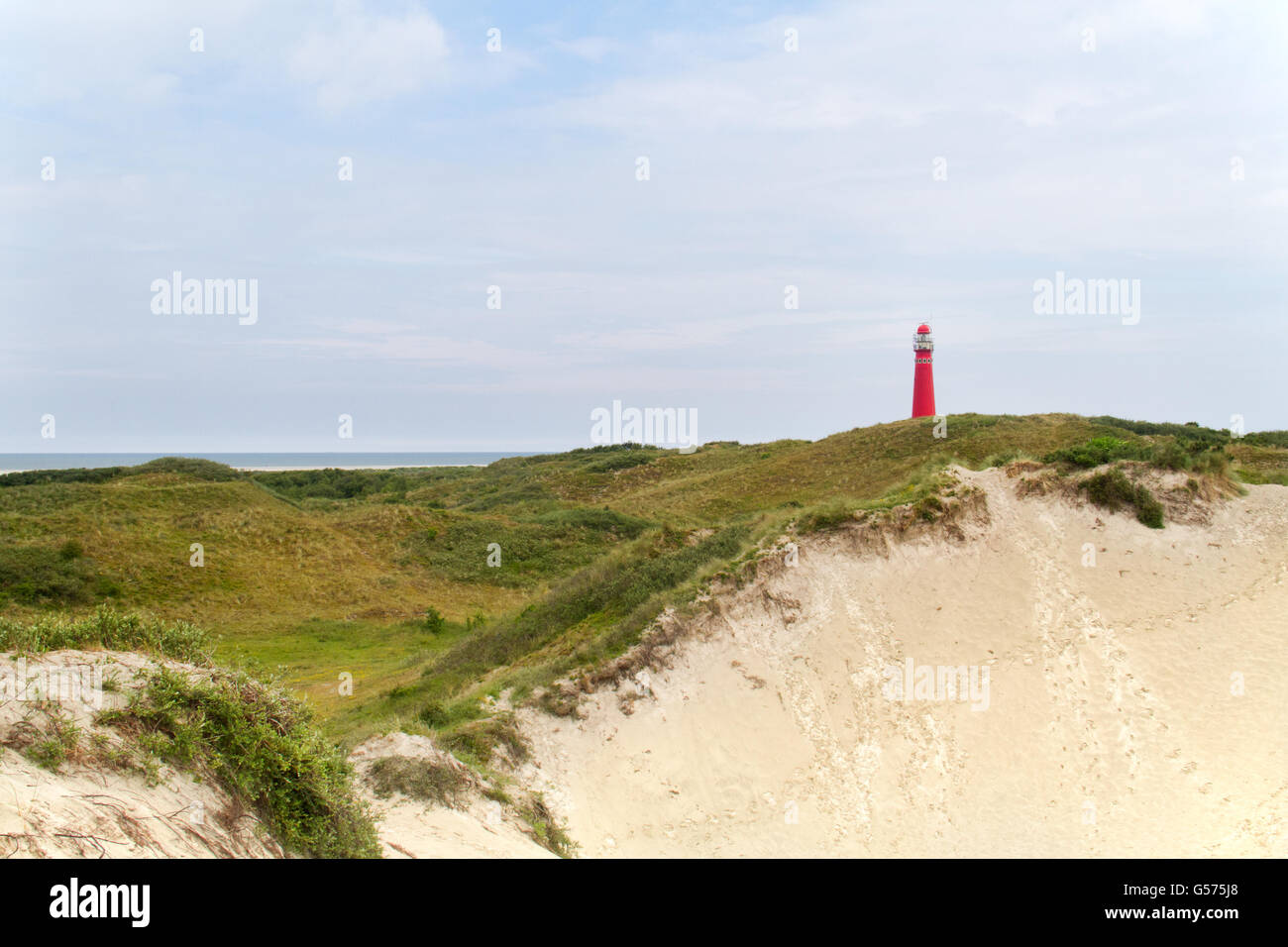 Roter Leuchtturm in den Dünen der niederländischen Insel Schiermonnikoog Stockfoto