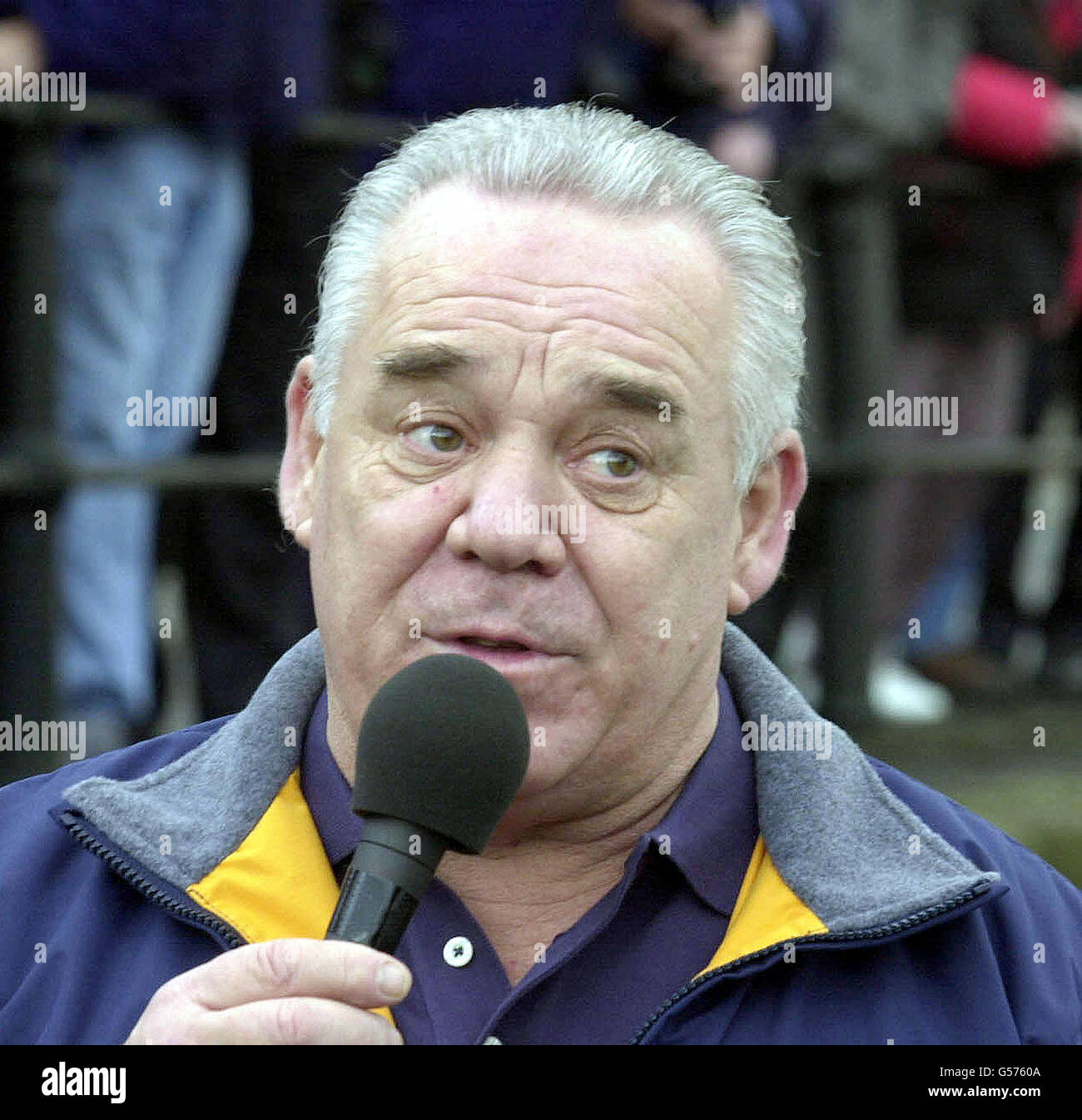 Der Weltumsegler Tony Bullimore spricht vor dem Abflug des 102 Fuß langen Katamarans Team Legato in Bristol. Herr Bullimore wird das Boot bei der „No-Holds-Barred“-Challenge The Race führen. * das Boot ist jetzt der einzige britische Teilnehmer an der 27,000 Meilen rund um die Welt Herausforderung, die am 31. Dezember in Barcelona beginnt, nachdem Peter Goss und die Crews ihr revolutionäres Boot Team Philips während der Versuche im Atlantik aufgegeben haben. Stockfoto