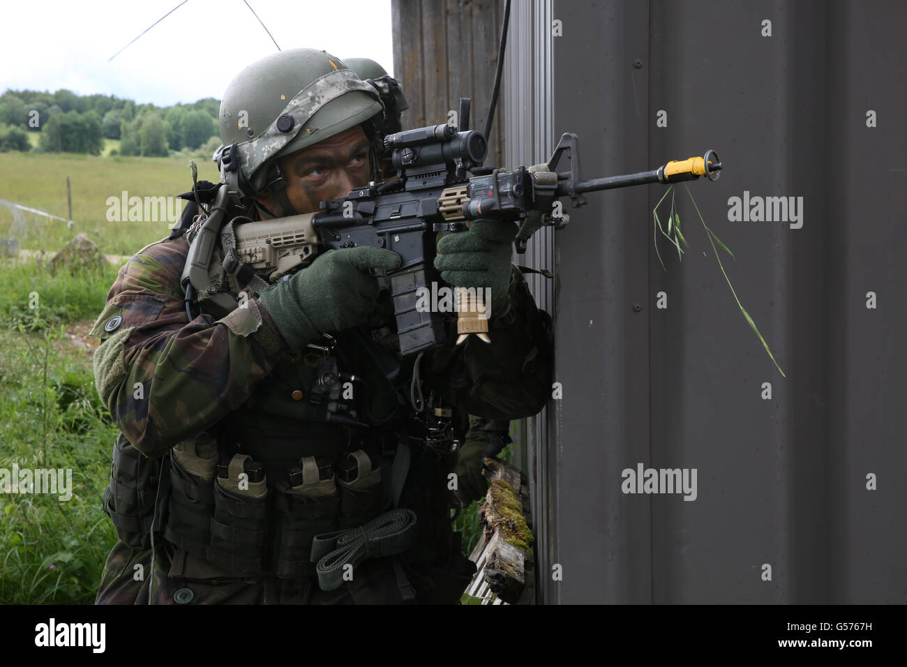 Ein niederländischer Soldat während Angriff Trainingssimulationen während Swift Antwort 16 Übung auf dem Truppenübungsplatz Hohenfels 17. Juni 2016 in Hohenfels, Deutschland. SWIFT Antwort 16 umfasst mehr als 5.000 Soldaten und Piloten aus Belgien, Frankreich, Deutschland, Großbritannien, Italien, den Niederlanden, Polen, Portugal, Spanien und den Vereinigten Staaten. Stockfoto